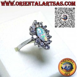 Anello in argento con opale arlecchino a navetta incastonato sulle punte contornato da zirconi
