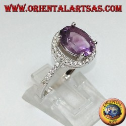 Silberring mit natürlichem Amethyst, aufgehängt an einem Kreis von Zirkonen