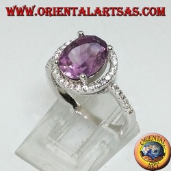 Anillo de plata con amatista natural suspendida en un círculo de circonitas.