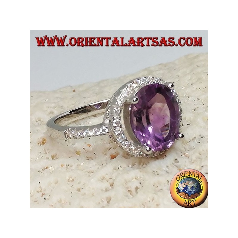Anillo de plata con amatista natural suspendida en un círculo de circonitas.