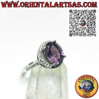 Silberring mit natürlichem Amethyst, aufgehängt an einem Kreis von Zirkonen