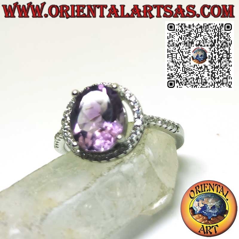 Anillo de plata con amatista natural suspendida en un círculo de circonitas.