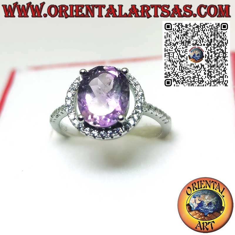 Silberring mit natürlichem Amethyst, aufgehängt an einem Kreis von Zirkonen