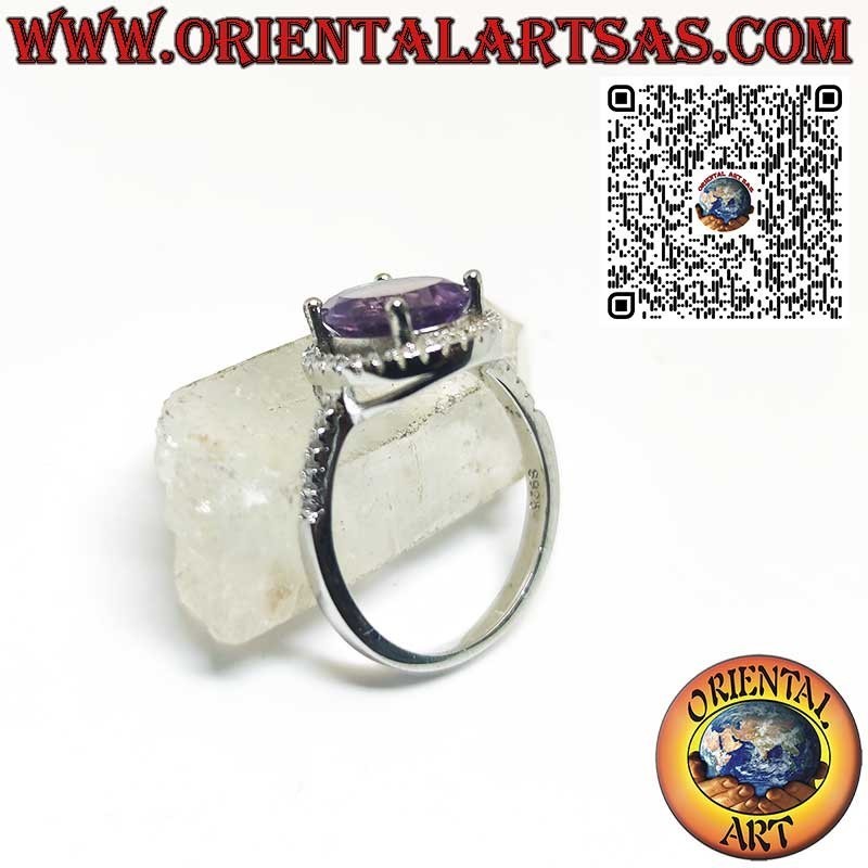 Anillo de plata con amatista natural suspendida en un círculo de circonitas.