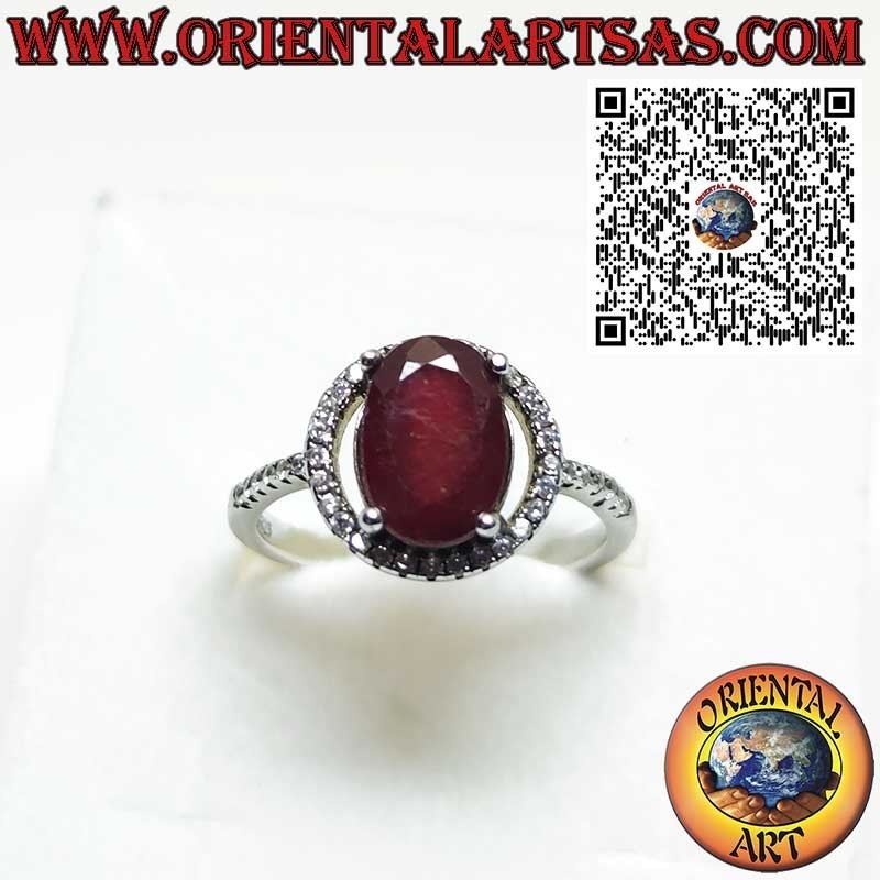 Bague en argent avec grenat naturel suspendu sur un cercle de zircons