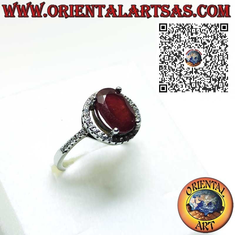Anello in argento con granato naturale sospesa su un cerchio di zirconi