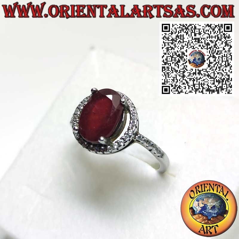Bague en argent avec grenat naturel suspendu sur un cercle de zircons