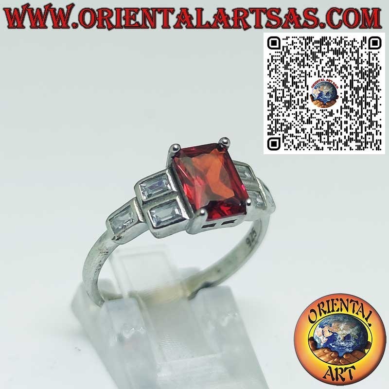 Anello in argento con granato rettangolare naturale e tre zirconi laterali