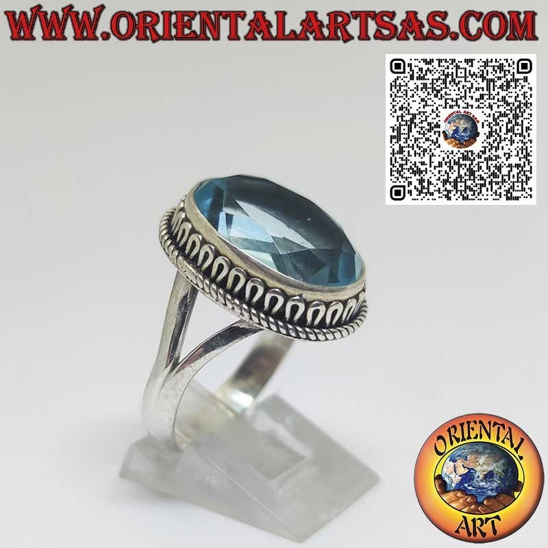 Anello in argento con topazio blu ovale incastonato e contorno a onde