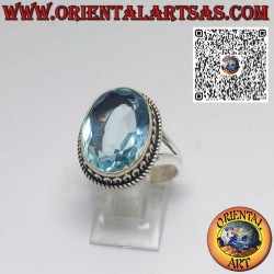 Bague en argent avec topaze bleue ovale sertie et contour en forme de vagues