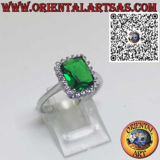 Anillo de plata con esmeralda rectangular rodeada de circonitas