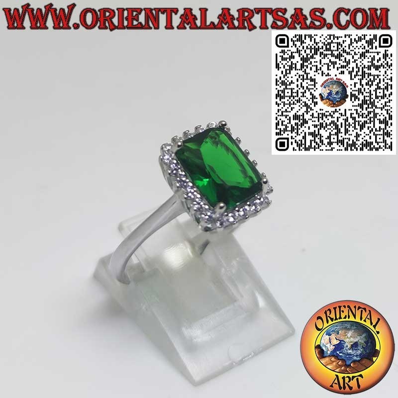 Anello in argento con smeraldo rettangolare contornato da zirconi