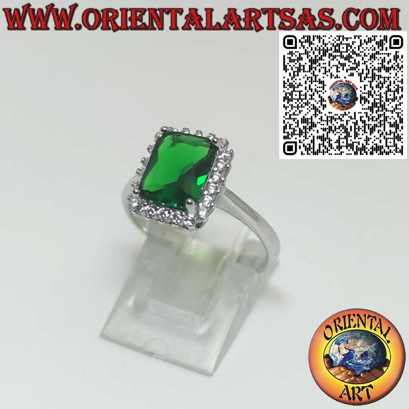 Anello in argento con smeraldo rettangolare contornato da zirconi