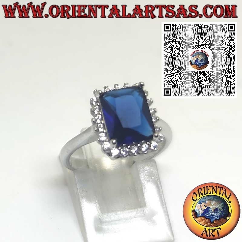 Anillo de plata con zafiro rectangular rodeado de circonitas