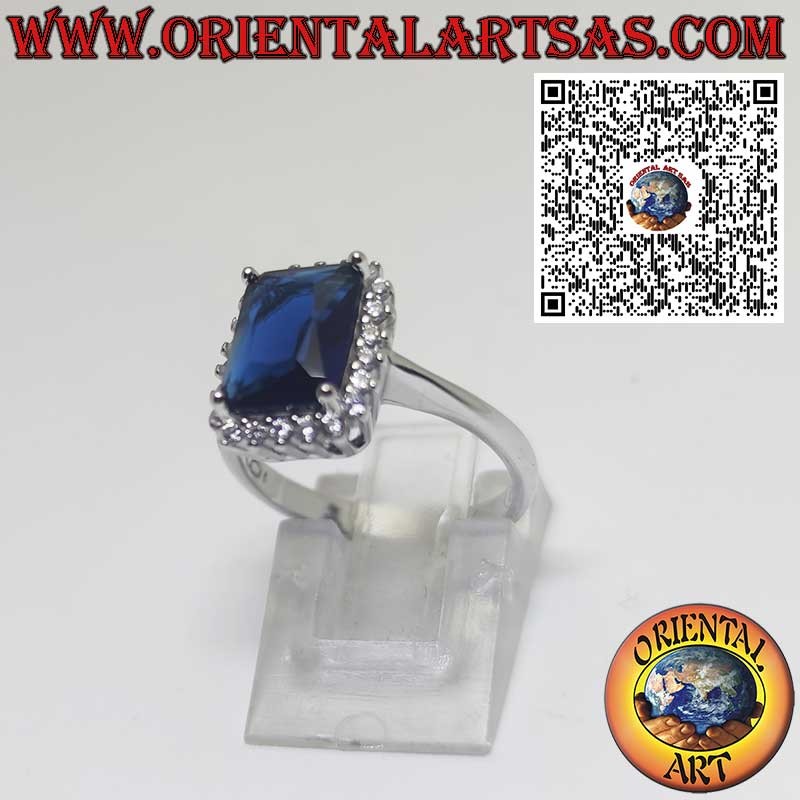 Anillo de plata con zafiro rectangular rodeado de circonitas