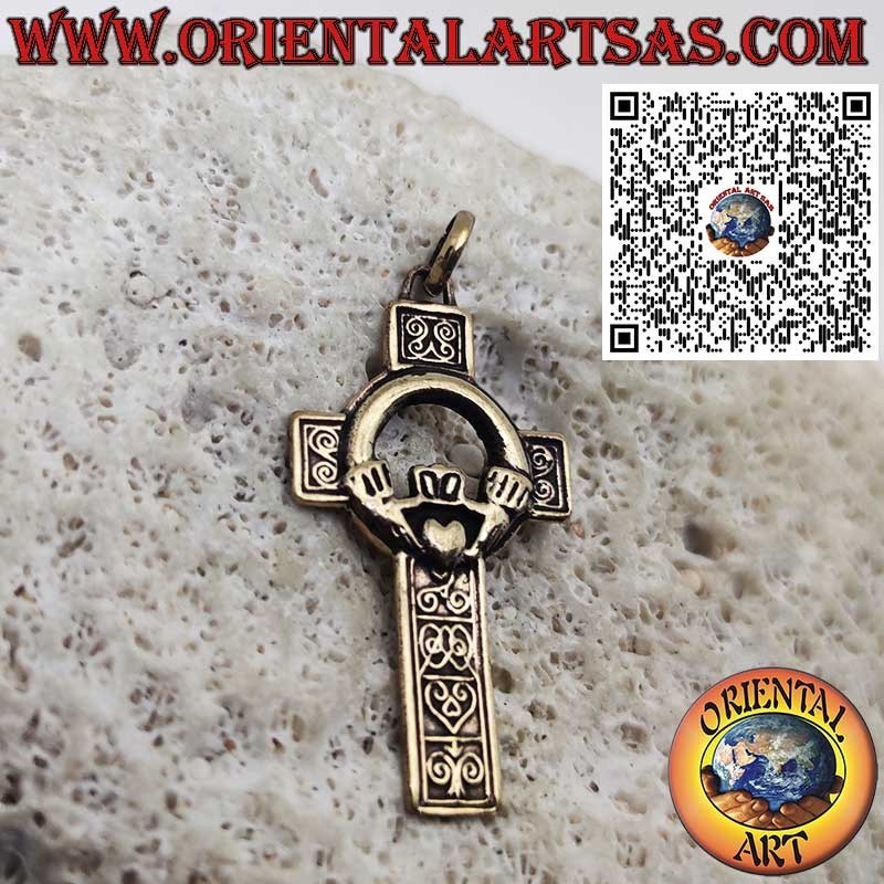 Pendentif Croix Celtique en Bronze avec Symbole Claddagh – Amour, Loyauté & Éternité