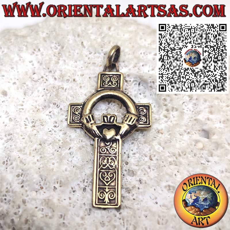 Pendentif Croix Celtique en Bronze avec Symbole Claddagh – Amour, Loyauté & Éternité