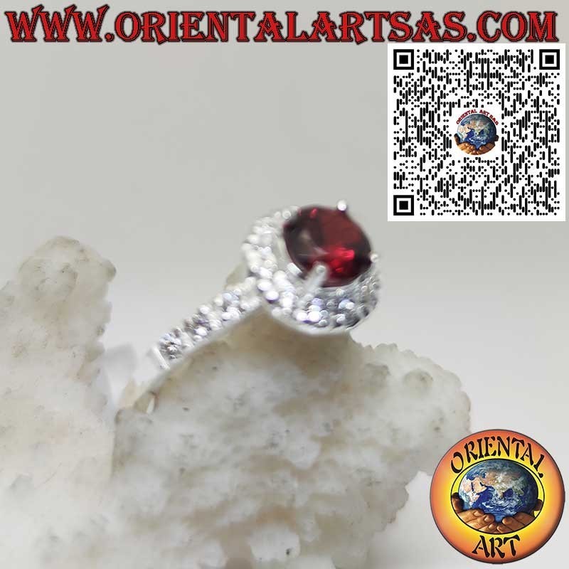 Anillo de Plata con Granate Redondo y Detalles de Circonitas