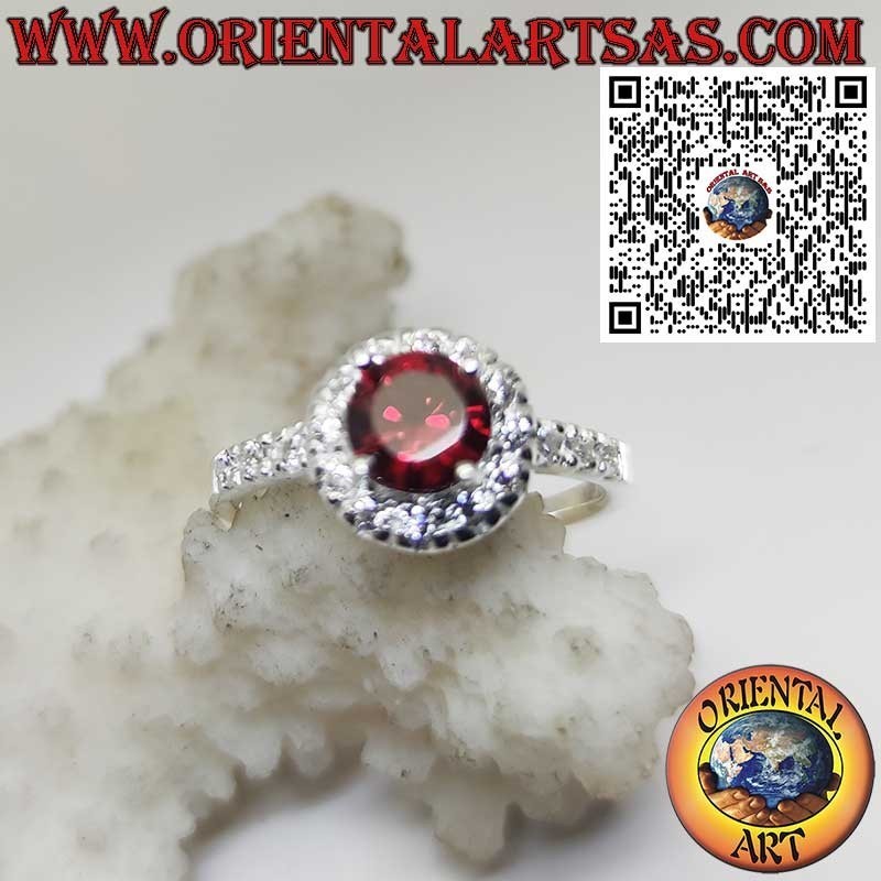 Anillo de Plata con Granate Redondo y Detalles de Circonitas