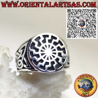 Anello in argento sole nero e nodi celtici su endrambi lati