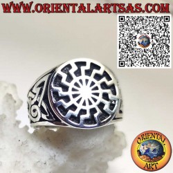 Anello in argento sole nero e nodi celtici su endrambi lati