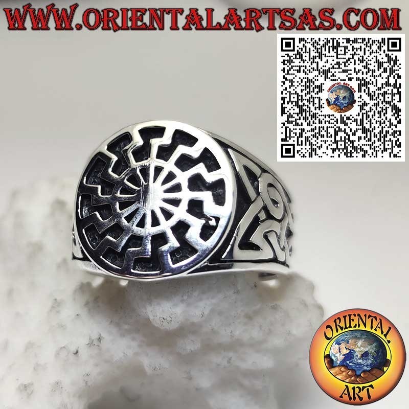 Bague en argent avec Soleil Noir et Nœuds Celtiques des deux côtés