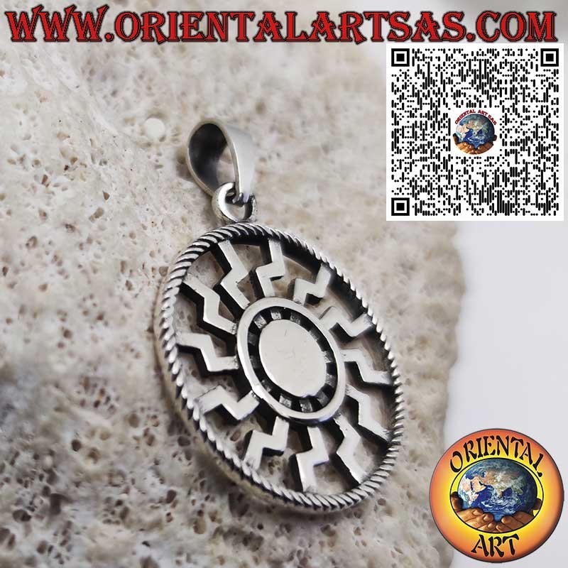 Colgante de Plata con Sol Negro / Rueda Solar – Símbolo de Energía y Ciclicidad (27 mm Ø)