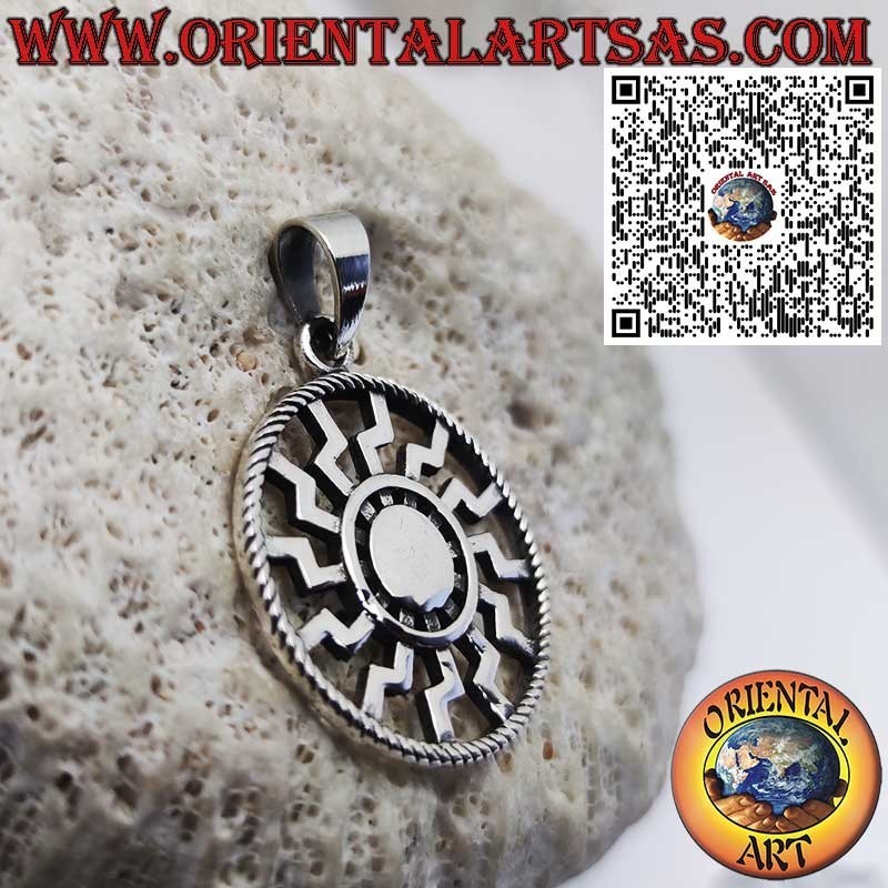 Silberanhänger mit Schwarzer Sonne / Sonnenrad – Symbol für Energie und Zyklizität (27 mm Ø)