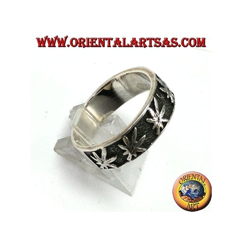 Anello fedina in argento, con foglie di canapa a bassorilievo
