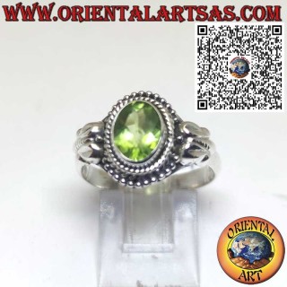 Anello in Argento con Peridoto Naturale Contornato da Sfere – Eleganza e Energia