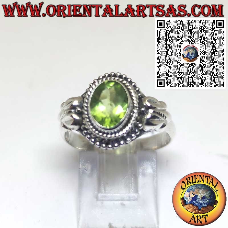 Anillo de Plata con Peridoto Natural Rodeado de Esferas – Elegancia y Energía
