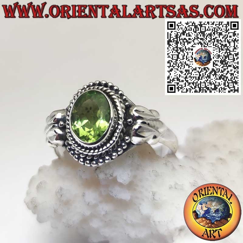 Anello in Argento con Peridoto Naturale Contornato da Sfere – Eleganza e Energia