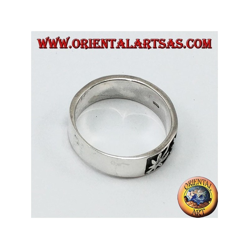 Anello fedina in argento, con foglie di canapa a bassorilievo