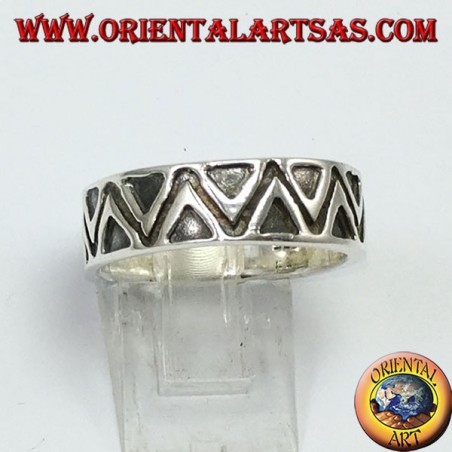 un anillo de banda de plata, con unos triángulos en bajorrelieve
