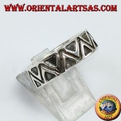 un anillo de banda de plata, con unos triángulos en bajorrelieve