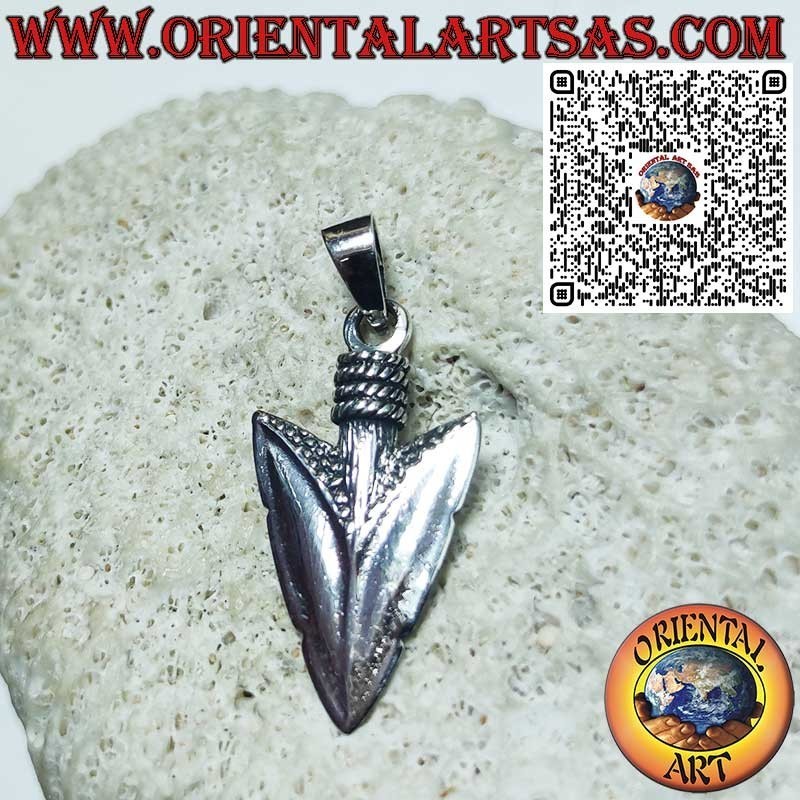 Gran colgante de punta de flecha de plata: símbolo de fuerza, coraje y protección.
