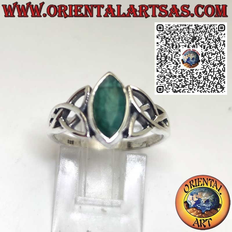 Ring aus 925er Silber mit natürlichem Navette-Smaragd und keltischen Knoten – Symbol für Stärke und Erneuerung