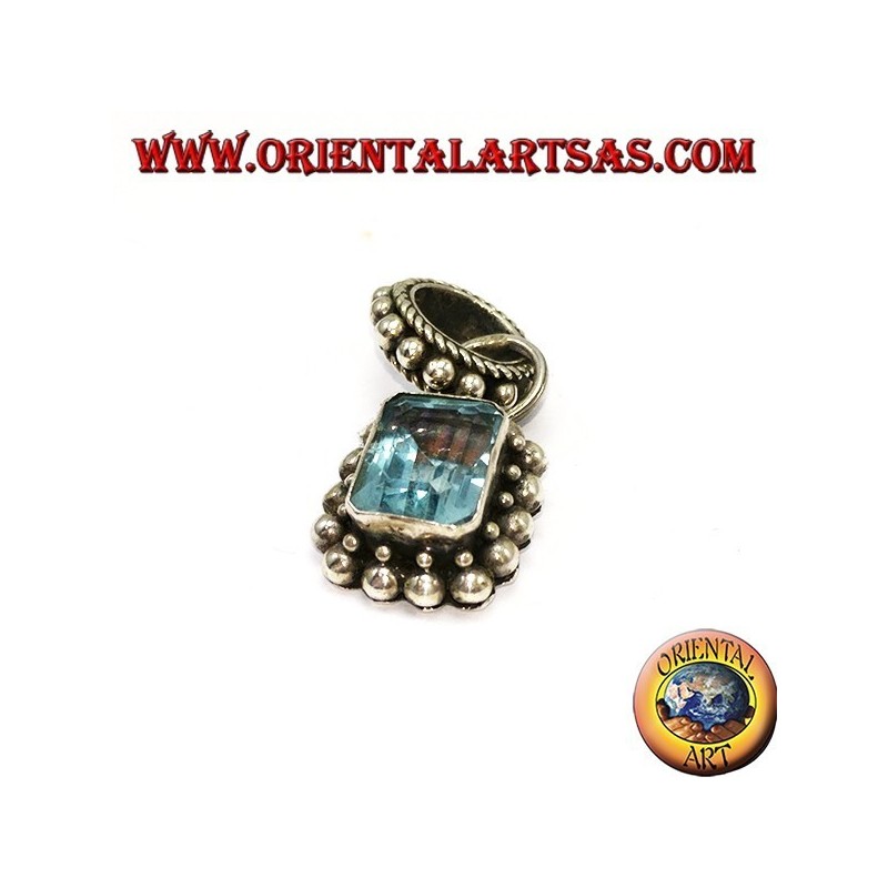 Pendentif en argent avec topaze bleue rectangulaire naturelle