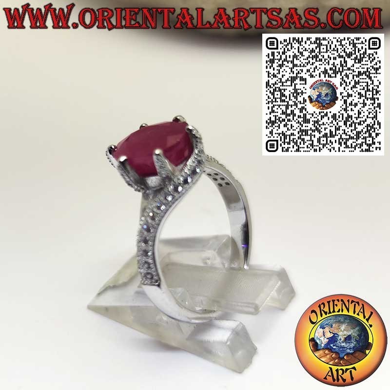 Silberring 925 mit Ovalem Natürlichem Rubin und Asymmetrischer Sechs-Krappen-Fassung mit Zirkonia