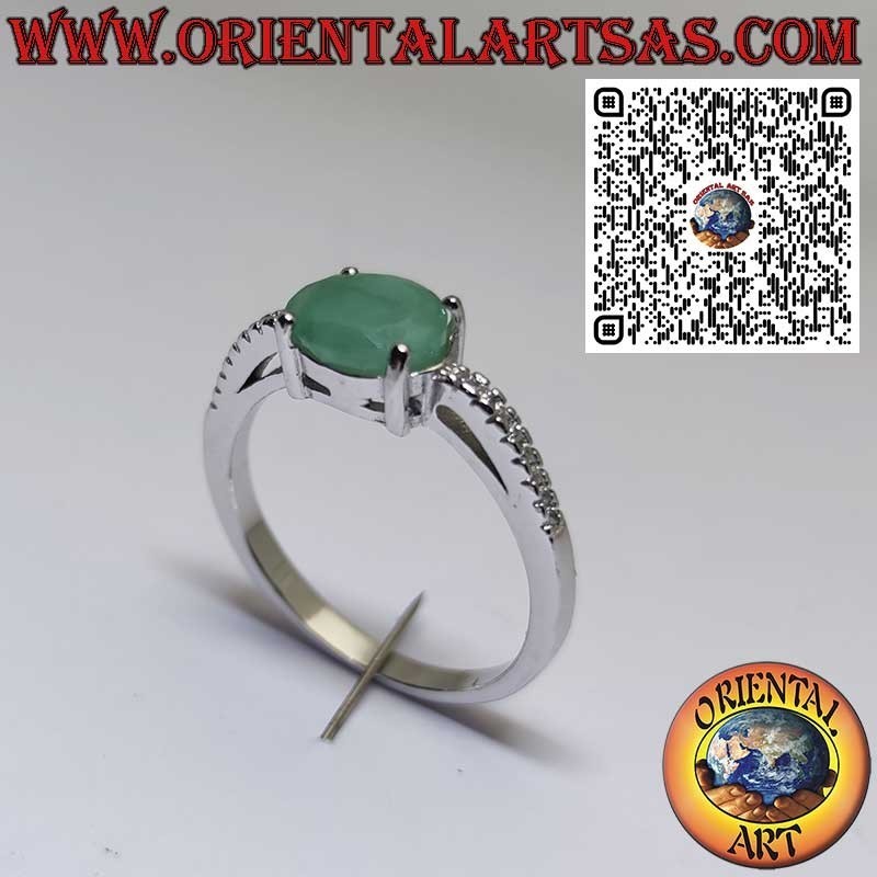 Anello in Argento 925 con Smeraldo Naturale Ovale e Zirconi Laterali