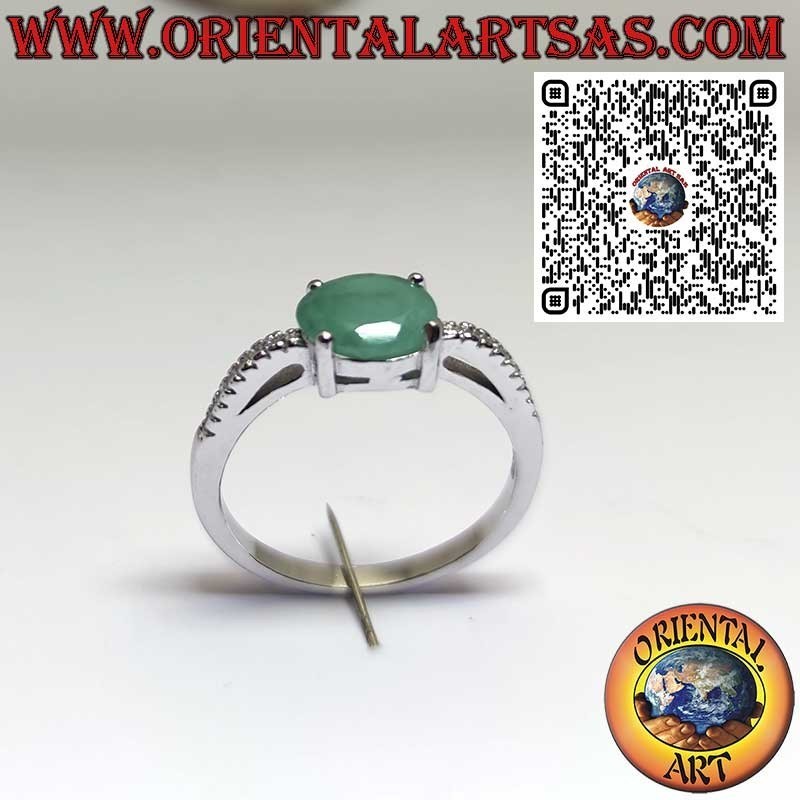 Anello in Argento 925 con Smeraldo Naturale Ovale e Zirconi Laterali
