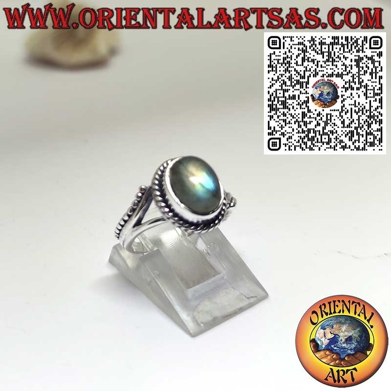 Bague en argent avec labradorite ovale et serpentine sur les côtés