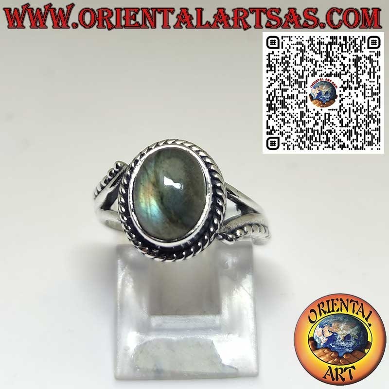 Anillo de plata con labradorita ovalada y serpentina en los laterales