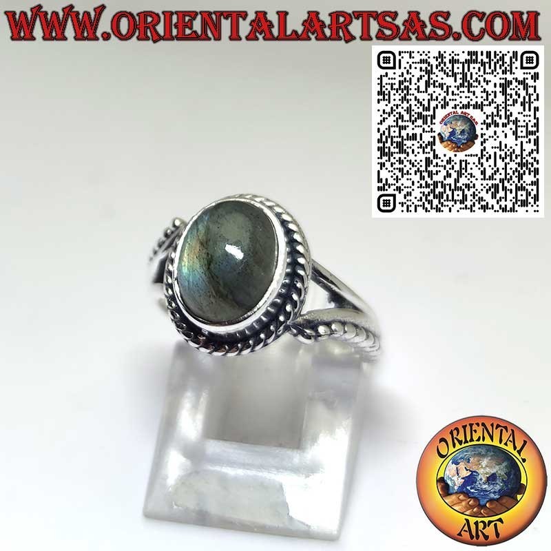 Anillo de plata con labradorita ovalada y serpentina en los laterales