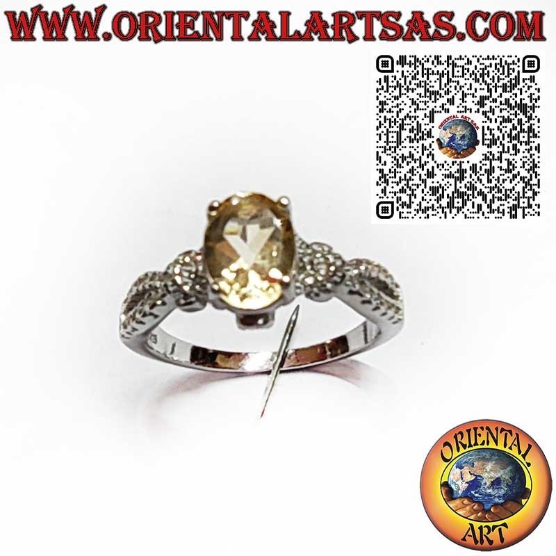 Anello in Argento 925 con Topazio Giallo Ovale e Decorazioni Laterali in Zirconi