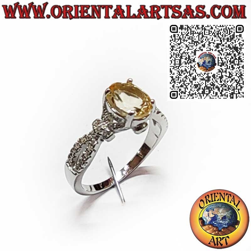 Anello in Argento 925 con Topazio Giallo Ovale e Decorazioni Laterali in Zirconi