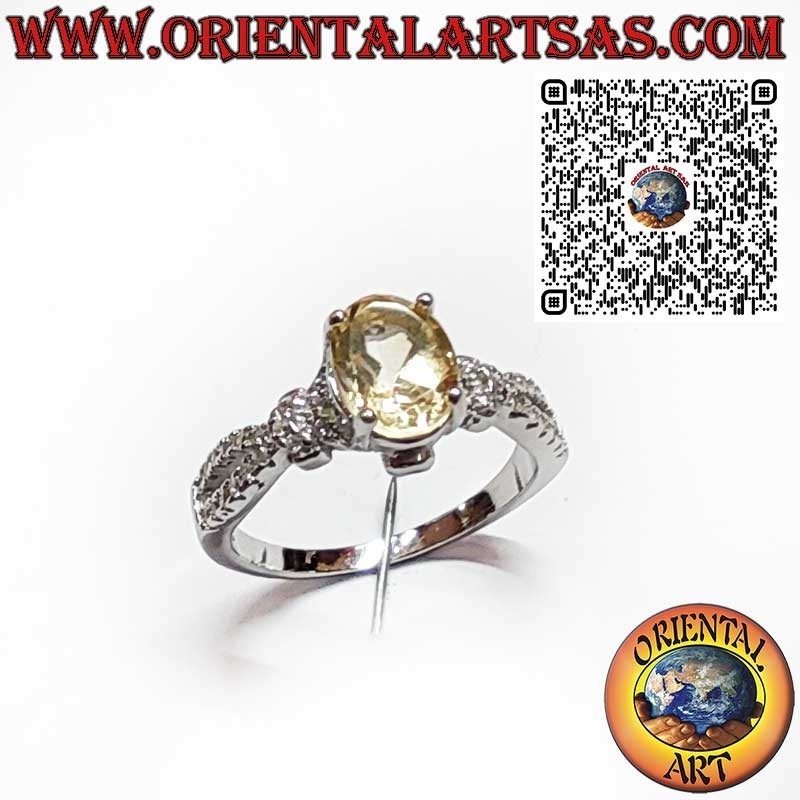 Anello in Argento 925 con Topazio Giallo Ovale e Decorazioni Laterali in Zirconi