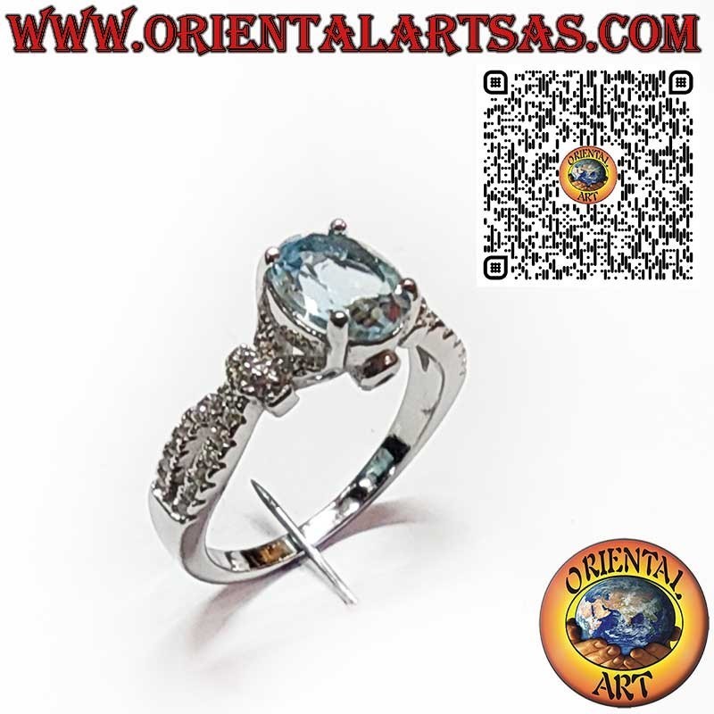 925er Silberring mit ovalem Blau-Topas und seitlichen Zirkonia