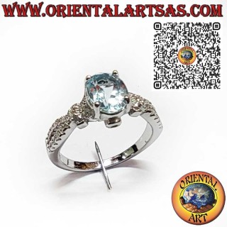 Anello in Argento 925 con topazio blu ovale e zirconi: eleganza e armonia.