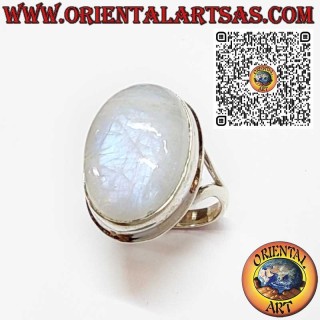 Anillo de Plata 925 con Piedra de Luna Arcoíris Ovalada – Bisel Liso y Montura en V